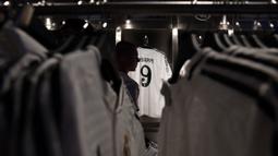 Meski belum resmi berseragam Madrid, jersey Mbappe sudah diburu oleh para suporter Los Blancos. (Pierre-Philippe MARCOU/AFP)