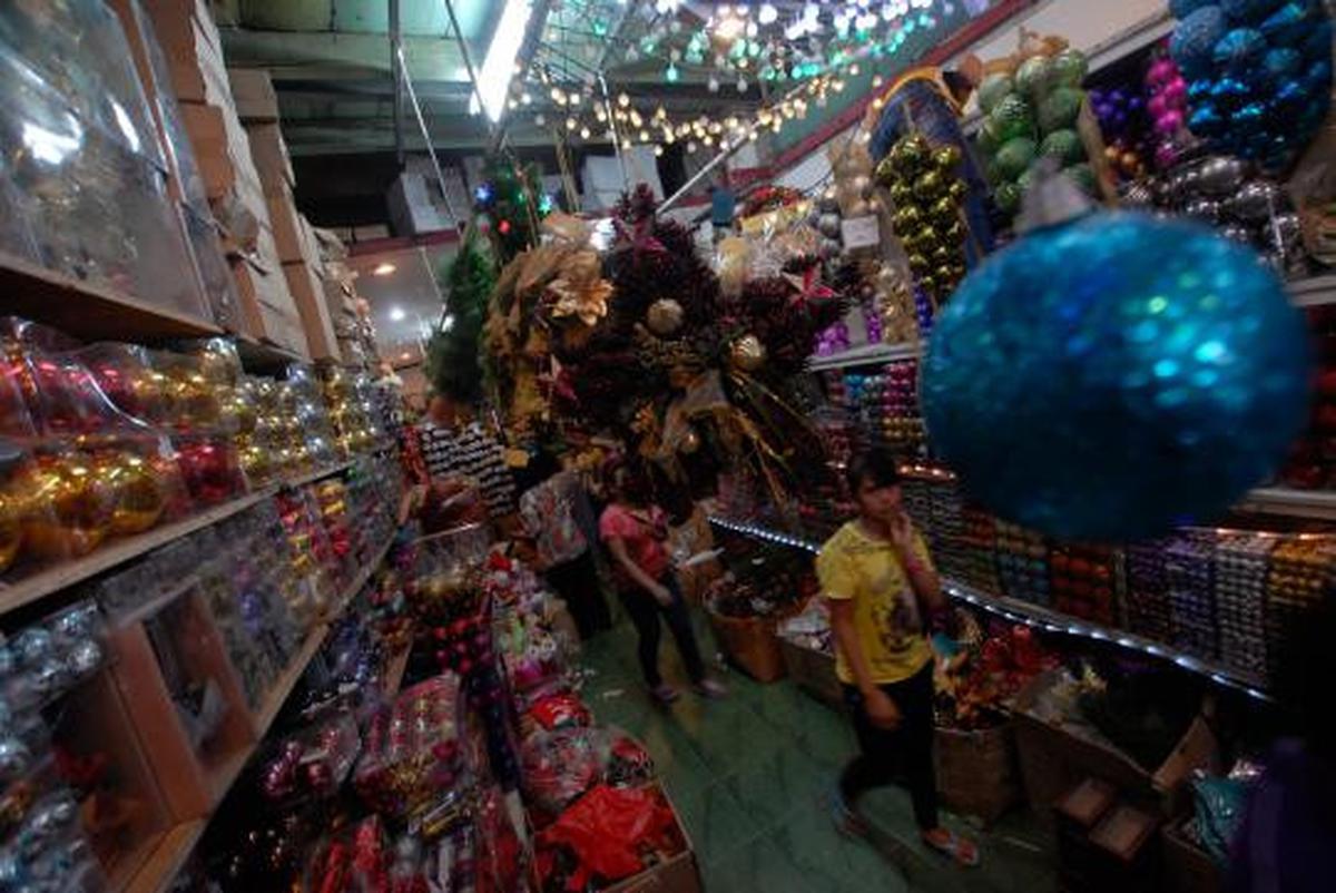 Berbagai pernak-pernik Natal hiasi kawasan Glodok