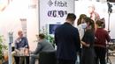 Orang-orang yang mengenakan masker mengunjungi stan Fitbit dalam pameran IFA 2020 di Berlin, ibu kota Jerman, pada 3 September 2020. Pameran perdagangan teknologi itu dibuka di Berlin pada Kamis (3/9) dengan skala yang diperkecil akibat krisis virus corona yang masih berlangsung (Xinhua/Shan Yuqi)