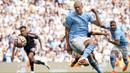 Erling Haaland (tengah), menendang bola dari titik penalti yang menghasilkan gol keempat bagi Manchester City saat melawan Fulham dalam pertandingan pekan keempat Liga Inggris 2023/2024 yang berlangsung di Etihad Stadium, Sabtu (2/9/2023). Haaland mencetak hattrick pertamanya dalam pertandingan ini. (AP Photo/Dave Thompson)