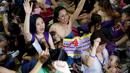 Para ibu menyanyikan slogan “Hakab Na” saat acara menyusui massal di kota Mandaluyong, Filipina, Sabtu (1/8/2015). Dalam rangka memperingati Hari ASI Sedunia, mereka menggelar kegiatan menyusui yang disebut "Hakab Na 2015".  (REUTERS/Erik De Castro)