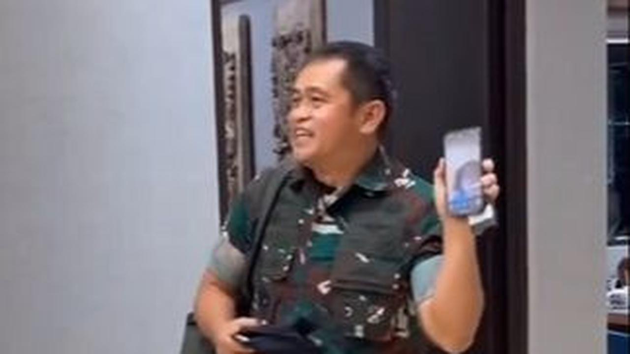 Datang menggunakan pakaian dinas loreng TNI, Maruli terlihat berjalan sambil melakukan panggilan <i>video call.</i>
