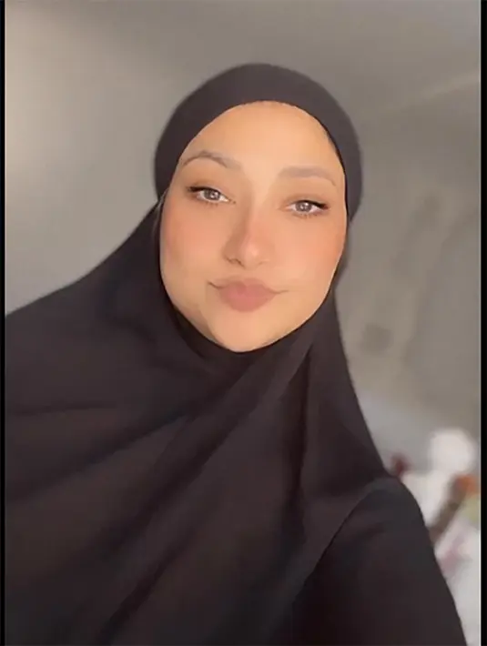 "Edisi kering dahaga tapi masih sayang kamu," tulis raazharita sebagai caption yang disematkan. [Instagram/raazharita]