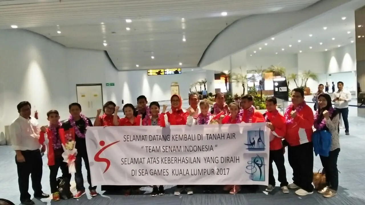 Ketua Umum PB Persani, Ilya Avianti (tengah) menyambut kedatangan atlet senam Indonesia yang baru tiba dari SEA Games di Bandara Soetta, Kamis (24/8)