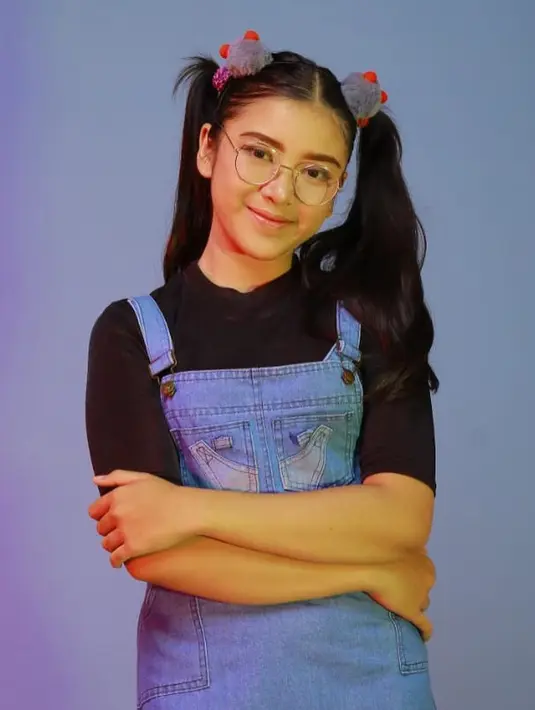 Kalau ini potret perempuan 21 tahun tersebut saat di awal karier. Penampilannya pun berbeda dari sekarang. Nama wanita kelahiran Jember ini semakin populer saat mengikuti Indonesian Idol 10. Penampilannya khas dengan rambut hitam yang panjang. (Liputan6.com/IG/@tiaraandini)