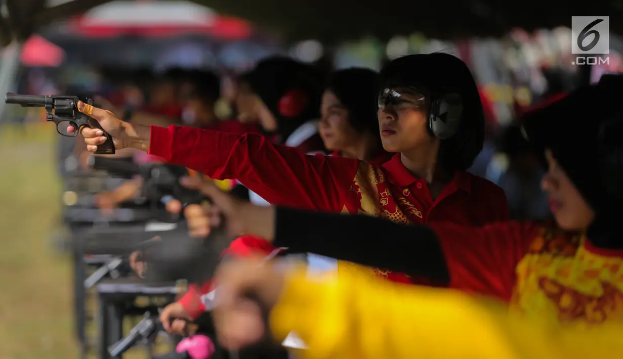 Puluhan polwan mengikuti kejuaran menembak Polwan Cup tahun 2017 di Lapangan tembak Brimob, Kelapa Dua, Depok, Senin (4/9). Kejuaran ini digelar dalam rangka hut Polwan ke-69. (Liputan6.com/Faizal Fanani)