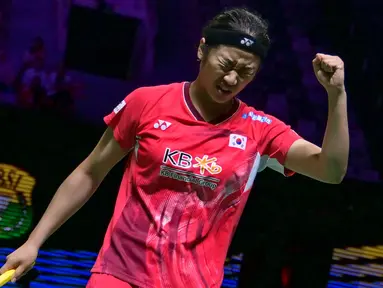 Pebulu tangkis tunggal putri Korea Selatan, An Se-young bereaksi saat mendapatkan poin saat melawan Wang Zhiyi (China) dalam pertandingan semifinal tunggal putri di turnamen bulu tangkis Indonesia Open 2024 di Jakarta pada 8 Juni 2024. (BAY ISMOYO/AFP)