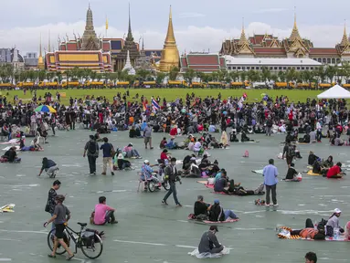 Pengunjuk rasa pro-demokrasi berkumpul di lapangan Sanam Luang di Bangkok, Thailand (20/9/2020). Ribuan pengunjuk rasa pada hari Sabtu datang untuk unjuk rasa mendukung tuntutan gerakan protes yang dipimpin mahasiswa untuk pemilihan baru dan reformasi. monarki. (AP Photo/Wason Wanichakorn)