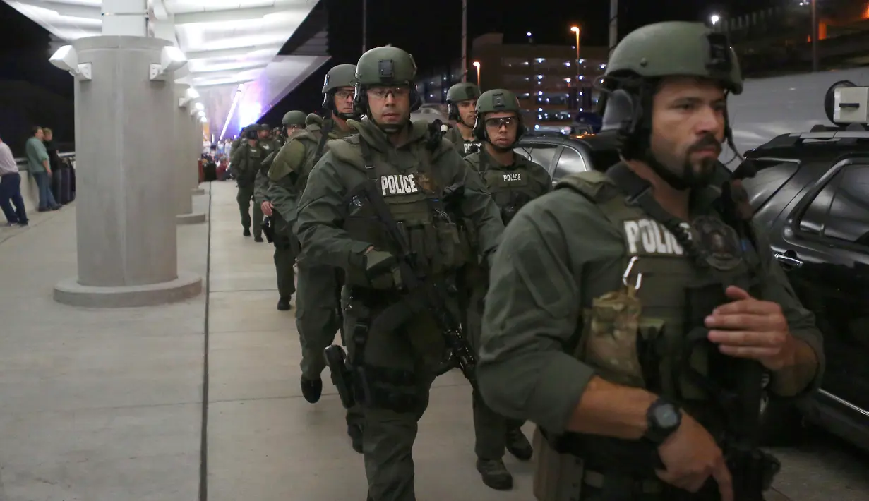 Petugas berjaga saat terjadi penembakan di Bandara Fort Lauderdale, Florida, AS (6/1). Menurut keterangan polisi,pelaku penembakan tiba dari penerbangan Kanada dan tengah melakukan pemeriksaan bagasi kedatangan. (David Santiago/El Nuevo Herald via AP)