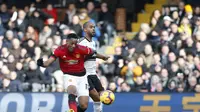Winger Manchester United Anthony Martial melepas tembakan untuk merobek gawang gawang Fulham pada lanjutan Liga Inggris di Craven Cottage, Sabtu (9/2/2019). (AFP/Ian Kington)