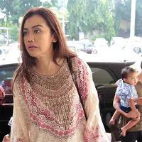 Rekan selebritis jenguk Julia Perez di RSCM (Deki Prayoga/bintang.com)