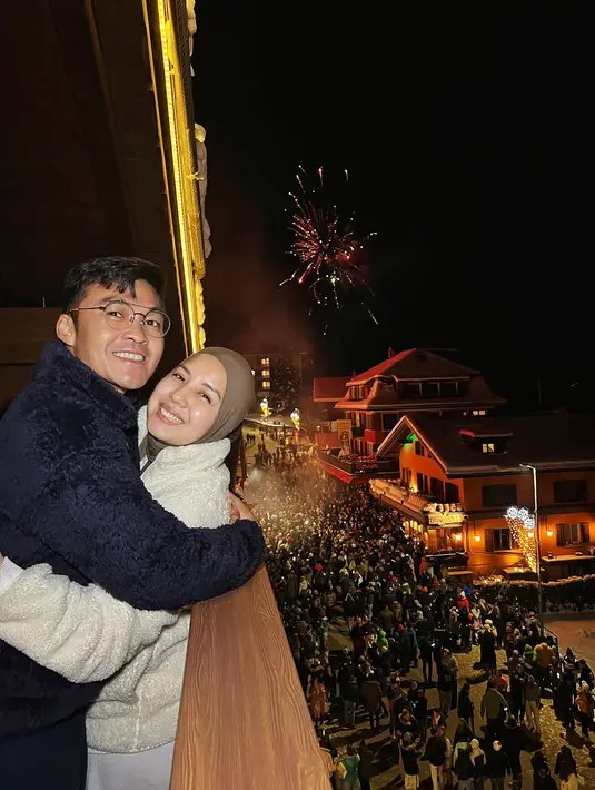 Merayakan tahun baru di tengah dinginnya udara Switzerland, Tya Ariestya tampil serasi dengan suaminya. Mereka berdua mengenakan jaket fleece tebal yang hangat. Sambil berpelukan mesra, pasangan ini menikmati kemilau kembang api yang memukau, menciptakan suasana romantis yang tak terlupakan. [@tya_ariestya].