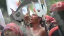 Pengunjuk rasa dari berbagai elemen buruh berunjuk rasa di kawasan Patung Kuda, Jakarta, Rabu (8/12/2021). Dalam aksinya tersebut mereka meminta pemerintah dan DPR mencabut Undang-undang Nomor 11 Tahun 2020 tentang Cipta Kerja. (merdeka.com/Imam Buhori)