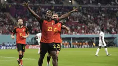 Penyerang Belgia, Michy Batshuayi berselebrasi dengan rekan setimnya usai mencetak gol ke gawang Kanada pada pertandingan grup F Piala Dunia 2022 Qatar di Stadion Ahmad Bin Ali di Doha, Qatar, Kamis (24/11/2022). Belgia menang tipis atas Kanada 1-0. (AP Photo/Hassan Ammar)
