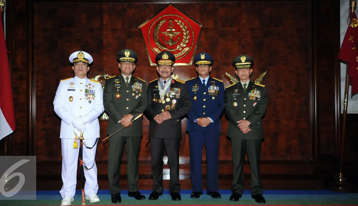 Kapolri Jenderal Pol Badrodin Haiti (tengah) bersama Panglima TNI Jenderal TNI Gatot Nurmantyo dan Kepala Staff Angkatan berfoto bersama usai upacara penganugerahan tanda kehormatan di Jakarta, Jumat (1/7). (Liputan6.com/Helmi Fithriansyah)