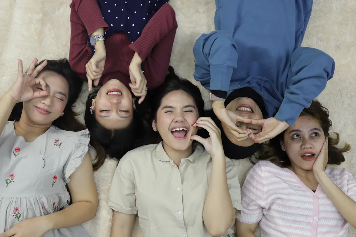 wanita november teman sedikit bahagia