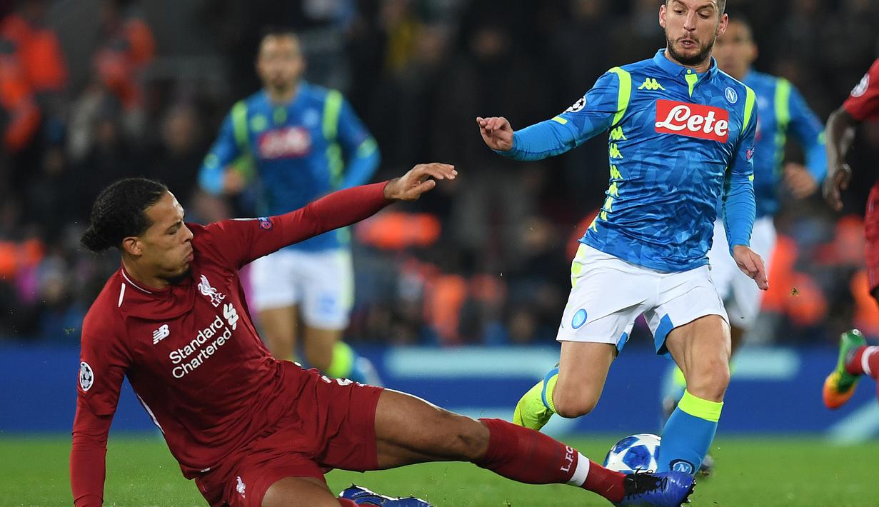Bek Liverpool, Virgil Van Dijk, menekel striker Napoli, Dries Mertens, pada laga Liga Champions di Stadion Anfield, Liverpool, Selasa (11/12). Liverpool menang 1-0 atas Napoli. (AFP/Paul Ellis)