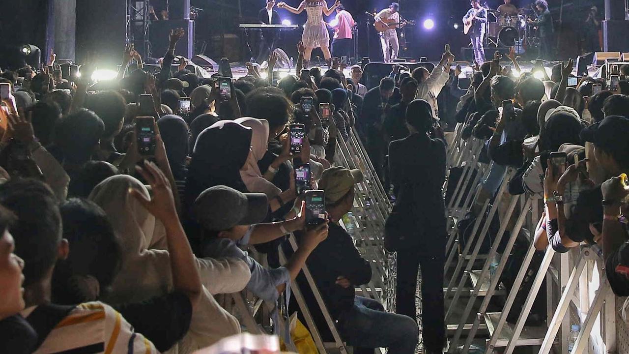 FOTO: Aksi Panggung Nadin Amizah Memukau Pengunjung KapanLagi Buka Bareng BRI Festival 2025