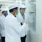 Presiden Joko Widodo atau Jokowi (kanan) meninjau fasilitas produksi dan pengemasan di PT Bio Farma, Bandung, Jawa Barat Selasa (11/8/2020).  Jokowi menggunakan pakaian lengkap penelitian untuk melihat Laboratorium Bio Farma. (Foto: Biro Pers Kepresidenan)