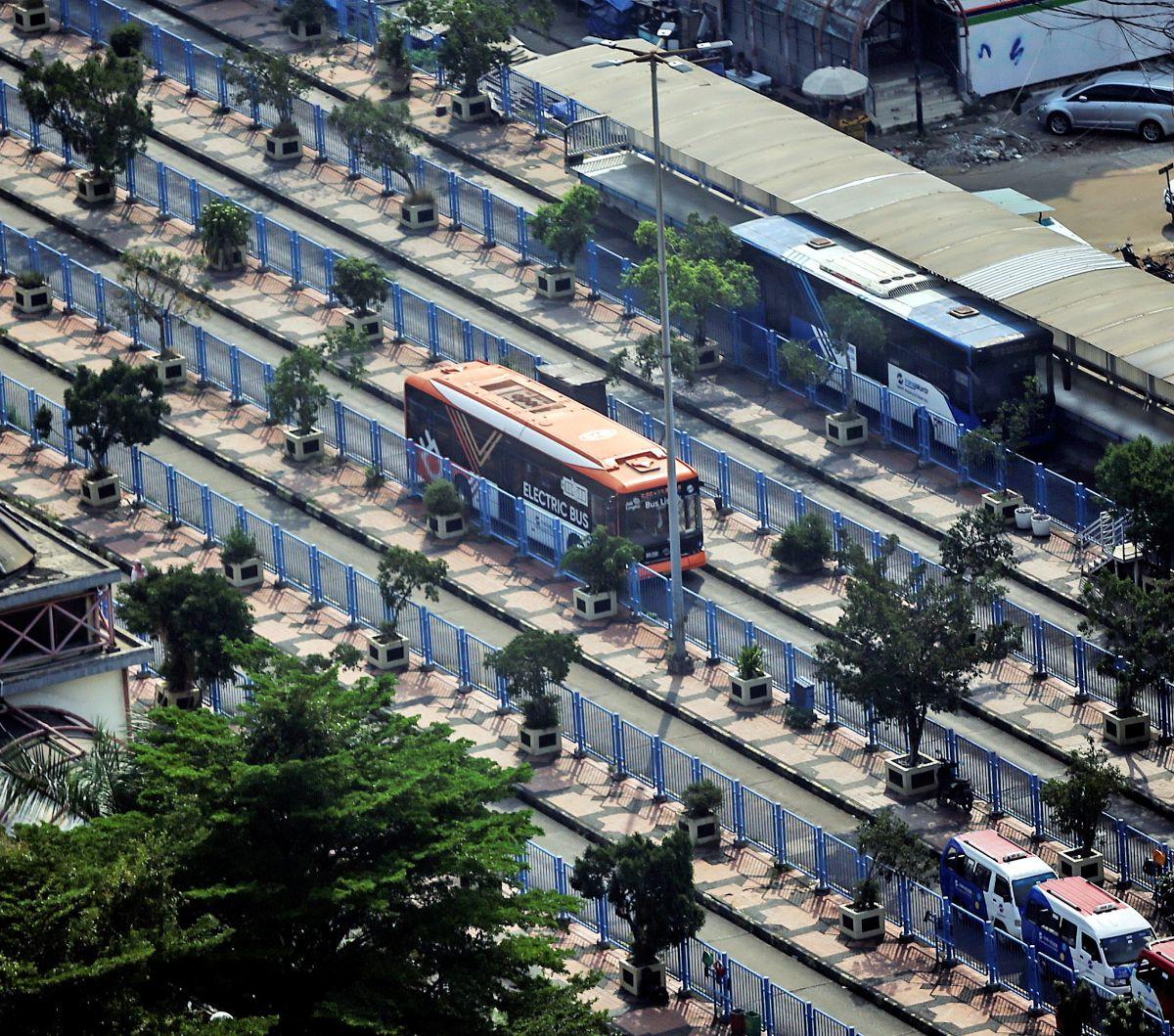 Suasana Terminal Blok M dengan aktivitas bus terlihat dari atas, Jakarta, Kamis (20/7/2023). 

PT Mass Rapid Transit (MRT) Jakarta berencana menjadikan kawasan Blok M menjadi berorientasi transit (transit oriented development/TOD).
