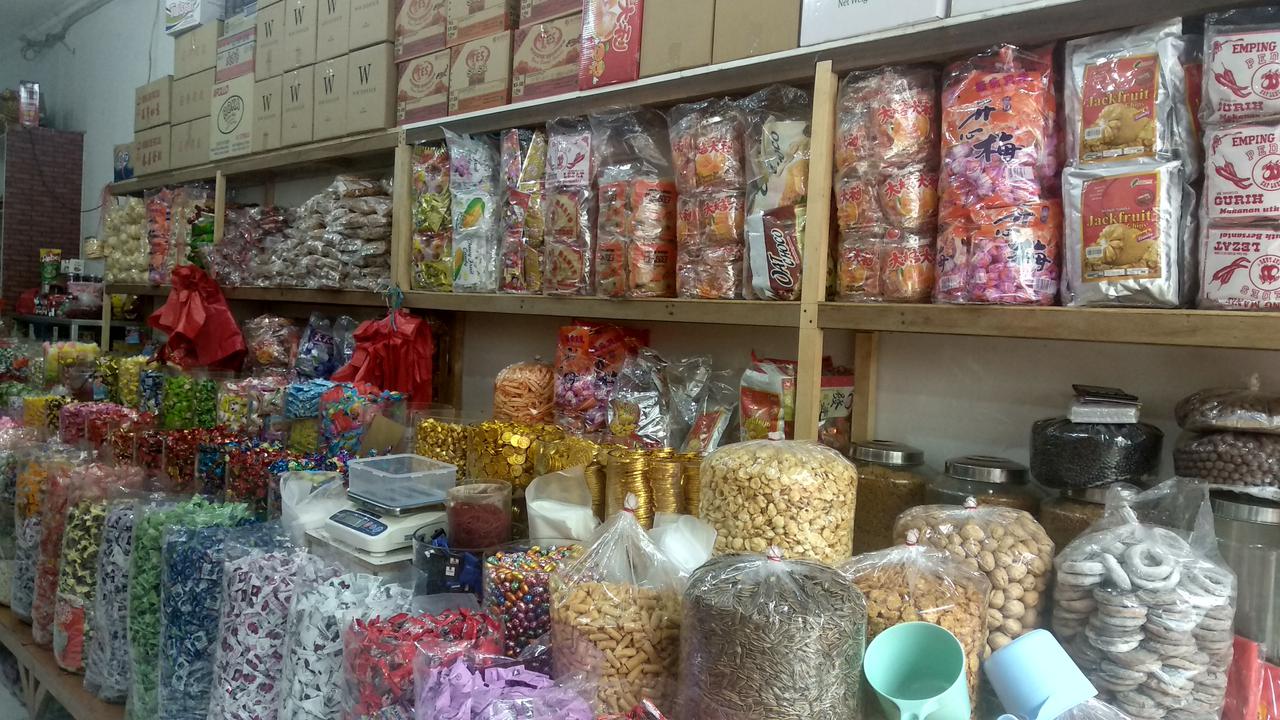 Makanan Ringan di Pasar Petak Sembilan Glodok, Jakarta. Liputan6.com/Maulandy Yadika