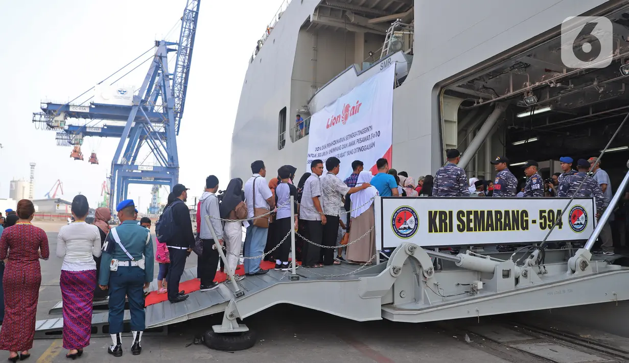 Anggota keluarga korban jatuhnya pesawat Lion Air JT 610 berdatangan di Dermaga JICT 2 Tanjung Priok, Jakarta, Selasa (29/10/2019). Ratusan keluarga korban mengikuti tabur bunga untuk mengenang satu tahun jatuhnya pesawat Lion Air JT 610 di perairan Tanjung Karawang. (Liputan6.com/Herman Zakharia)
