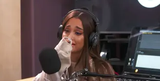 Ariana Grande menangis saat melakukan wawacara di sebuah radio. (YouTube)