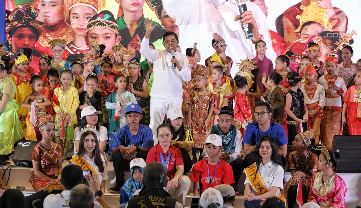 Mensos Idrus Marham berbicara kepada anak-anak berprestasi dalam pembukaan Gebyar Prestasi Keluarga Sejahtera Indonesia 2018 di Jakarta, Minggu (12/8). Anak-anak diharapkan bisa mengaktualisasikan prestasi yang diraih. (Liputan6.com/Faizal Fanani)