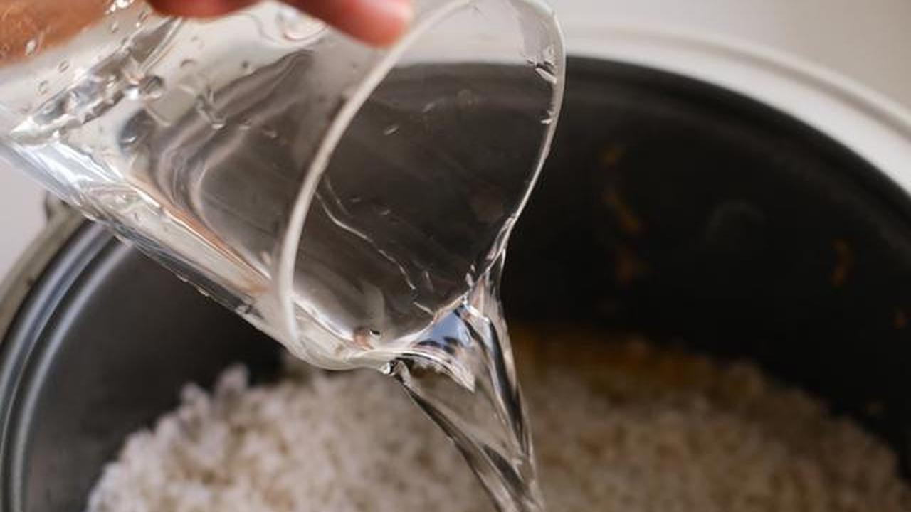 Bagaimana Cara Mengatasi Nasi Kurang Air di Rice Cooker? Ikuti langkah-langkahnya