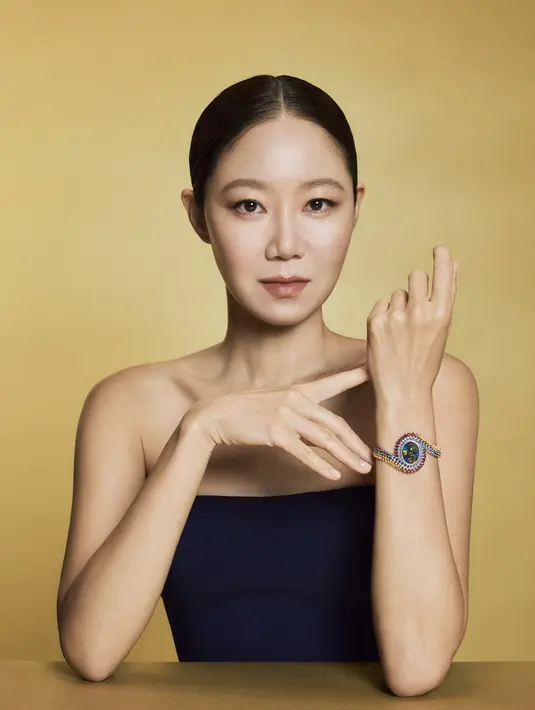Duta Merek Piaget Asia Pasifik Gong Hyo Jin dengan sempurna meniru glamor dan pancaran koleksi Limelight Gala dalam gambar kampanye terbaru.   [Dok/Piaget]