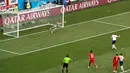 Penyerang Inggris Harry Kane mencetak gol ke gawang Panama lewat tendangan penalti pada pertandingan Piala Dunia 2018 di Nizhny Novgorod Stadium, Rusia (24/6). Pada pertandingan ini Inggris menang telak 6-1 atas Panama. (AP/Darko Bandic)