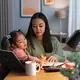 Dengan menerapkan slow parenting, kamu bisa merasakan berbagai manfaat positif, tidak hanya untuk anak, tetapi juga untuk seluruh anggota keluarga. [Dok/freepik.com]