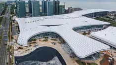 Foto dari udara yang diabadikan pada 25 Agustus 2020 ini menunjukkan proyek pembangunan tahap dua gedung Hainan International Convention and Exhibition Center di Haikou, Provinsi Hainan, China selatan. Pekerjaan utama proyek tersebut telah rampung belum lama ini. (Xinhua/Pu Xiaoxu)