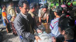 Petugas BULOG melayani warga yang membeli beras saat saat operasi pasar beras oleh BULOG di Lenteng Agung, Jakarta, Senin (2/3/2015). Operasi ini digelar sebagai upaya menurunkan harga beras yang terus naik.(Liputan6.com/Yoppy Renato)