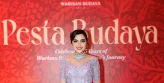 Ashanty tampil memukau dalam balutan kebaya mewah berwarna soft purple saat menghadiri acara "Pesta Budaya" yang digelar oleh Warisan Budaya Indonesia. [@ashanty_ash].