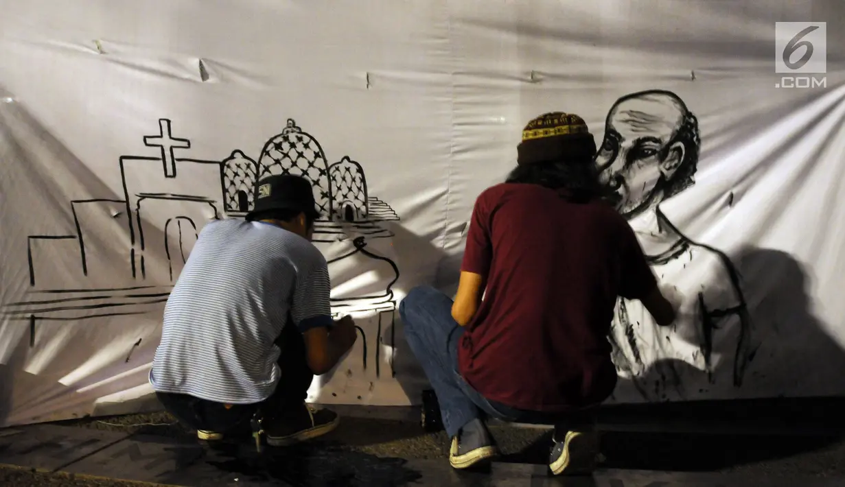 Aktivis membuat mural saat saat peringatan 20 tahun reformasi di Silang Monas Barat Laut, Jakarta, Senin (21/5). Dalam aksinya, mereka mendesak pemerintah segera menuntaskan seluruh agenda reformasi. (Liputan6.com/Helmi Fithriansyah)
