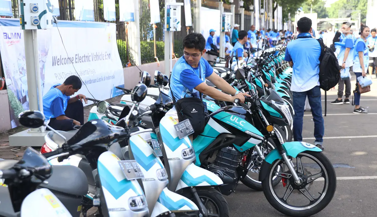 Peserta menaiki motor listrik yang dipamerkan di Kawasan Jakarta Convention Center (JCC) di Jakarta, Minggu (3/12). Inovasi-inovasi ini diharapkan dapat meningkatkan kinerja PLN dalam memberikan pelayanan kepada masyarakat. (Liputan6.com/Angga Yuniar)