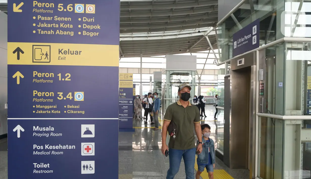 Penumpang memasuki area Stasiun Jatinegara Baru, Jakarta Timur, Sabtu (20/3/2021). Stasiun Jatinegara yang baru saat ini memiliki dua lantai, dan dinilai akan memberikan pelayanan lebih baik. (Liputan6.com/Angga Yuniar)