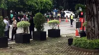 Sebuah koper tanpa pemilik ditemukan di halaman depan Gedung KPK Kuningan Jakarta Selatan, Kamis (22/3/2018). (Liputan6.com/Lizsa Egeham)