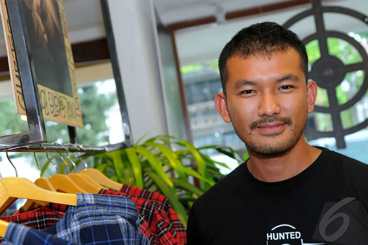 Rio Dewanto Kini Sibuk Jualan Baju