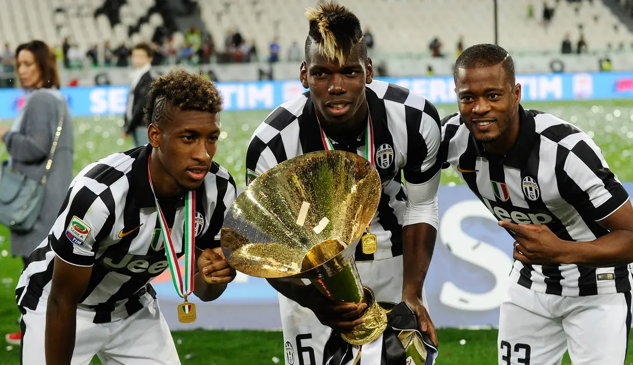 Kingsley Coman, Paul Pogba dan Patrice Evra (kiri ke kanan) berfoto bersama dengan trofi Serie A 2014-15 di Juventus Arena, Italia, (23/5/2015). Ini merupakan Gelar ke-31 Juventus di Serie A. (Reuters/Giorgio Perottino)