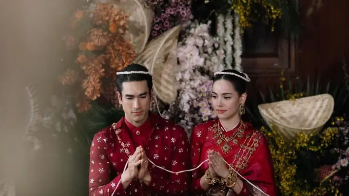 Urassaya Sperbund & Nadech Kugimiya Resmi Menikah. [@urassayas]