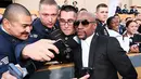 Petinju Floyd Mayweather Jr. foto bersama fans saat berada di California, AS, Sabtu (6/6/2015). Angka pembayaran gaji dan kemenangannya yang mencapai 285 miliar dollar AS membuatnya kaya raya. (AFP/Christopher Polk)