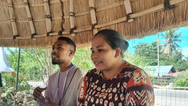 Marthen bersama ibu-ibu yang merupakan relawan yang terlibat dalam program Pos Gizi dari Wahana Visi Indonesia di Desa Sopo, Timor Tengah Selatan, NTT.