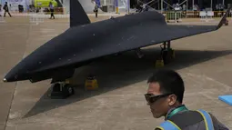 Angkatan Udara Tentara Pembebasan Rakyat China (PLA) menampilkan drone supersonik ketinggian tinggi WZ-8 selama Airshow China 2021 di Zhuhai di provinsi Guangdong, China (38/9/2021). (AP Photo/Ng Han Guan)