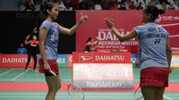 Pasangan Ganda Putri Indonesia, Della Haris (kanan)  dan Rizki Amelia merayakan keberhasilan mencetak poin saat melawan pasangan China, Chen Qingchen dan Jia Yifan pada babak kedua Daihatsu Indonesia Master 2018