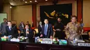 Ketua DPR Setya Novanto (kedua kanan) didampingi Wakil Ketua DPR Fachri Hamzah (kanan), Fadli Zon (kedua kiri) dan Taufik Kurniawan (kanan) berbincang sebelum rapat antara DPR dengan empat menko di Jakarta, Selasa (3/1). (Liputan6.com/Andrian M Tunay)