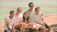 Donna Agnesia dan Darius Sinathrya bersama keluarga berkunjung ke Pulau Sepa untuk mengenang kedua orangtuanya (Dok.Instagram/@dagnesia/https://www.instagram.com/p/B5exhFFHxoc/Komarudin)