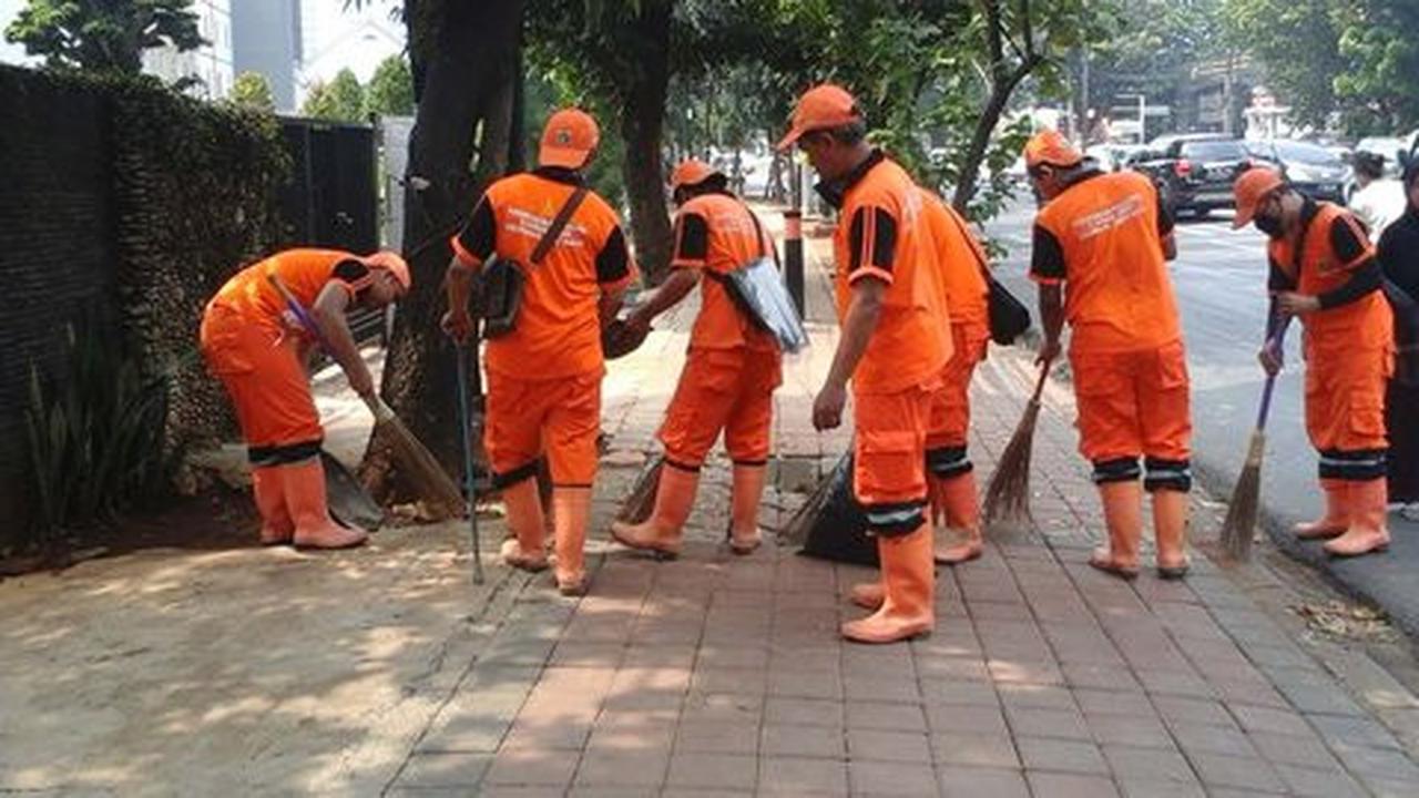Pasukan oranye, petugas anti banjir dan penjaga kebersihan Tebet