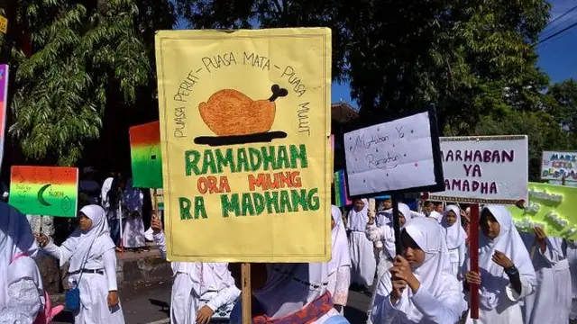 6 Spanduk Imbauan Kuat Puasa Ini Kelewat Unik, Curi Perhatian